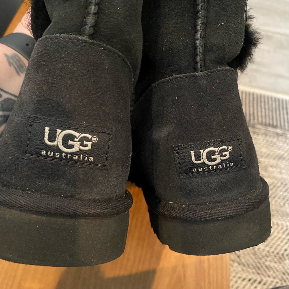 UGG Bailey Suede boots size 9